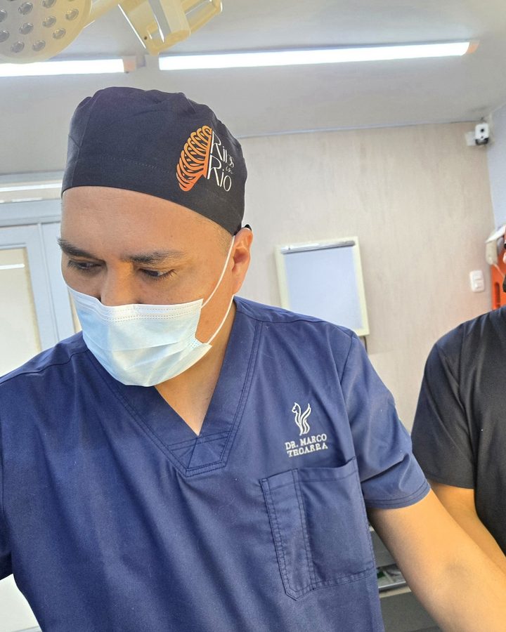 Dr. Marco Antonio Zegarra Alarcón, médico cirujano de Arequipa, en sala de operaciones